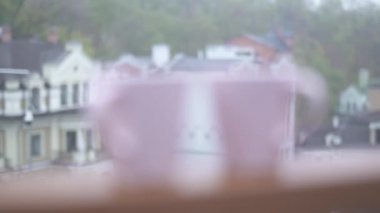 İki beyaz bardak bardak için arka plan açık odağı taşır