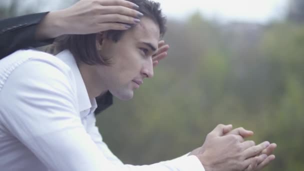 Feminino vem e cobre os olhos de seu namorado com as mãos ao ar livre Cara e namorada passar tempo juntos Casal no amor Casal feliz — Vídeo de Stock