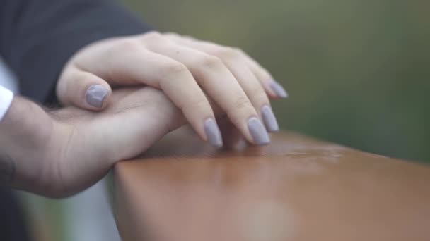 As mãos dos povos seguram uns aos outros ternamente Fecho das mãos femininas e masculinas — Vídeo de Stock