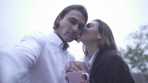 Feliz pareja está haciendo selfie beber café al aire libre chico y novia pasar tiempo juntos pareja en amor feliz pareja — Vídeos de Stock