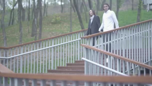 남성과 여성의 걷고 아래층 공원 남자와 함께 시간을 보내는 여자 친구에서 부부 사랑 행복 한 커플에 — 비디오