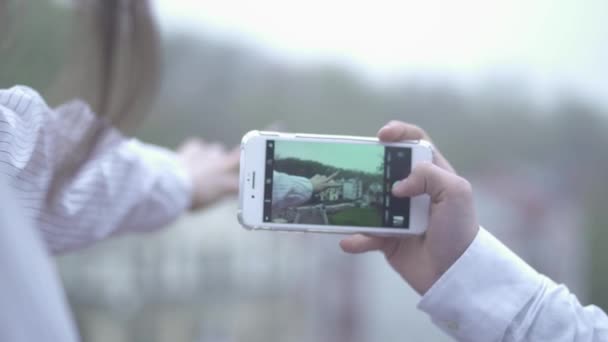 Mandlige og kvindelige hænder gøre foto af byen udsigt – Stock-video