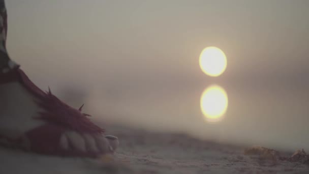 Voeten van vrouwelijke maken stappen op het zand dicht omhoog vrouw wandelingen op het strand S-log, ongesorteerde — Stockvideo