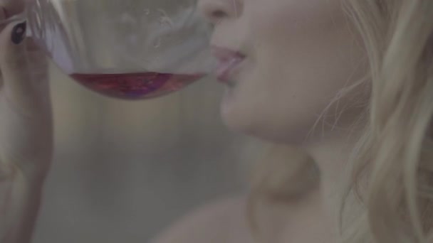 Zbliżenie: kobiece usta, pije wino z szklance na zewnątrz S-dziennik, picia wina, ale funkcjonalny — Wideo stockowe