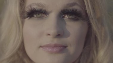 Sevimli kadın portresi kamera yakın arıyor erkek vardır yanlış eyelashes sarışın yeşil gözlü ve uzun kirpiklerini S-yetersiz günlük,