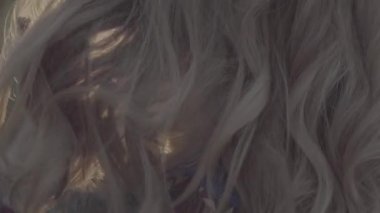 El düzeltiyor saç yakın kadın vardır sarı saçlı S-yetersiz günlük, yukarı