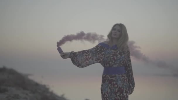 Блондинка Розовой Дымовой Бомбой Руке Закате Леди Проводит Время Моря — стоковое видео