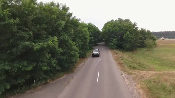 Nowoczesny Samochód Jedzie Countryside Droga Osoby Podróżujące Samochodem Krajobraz Droga — Wideo stockowe