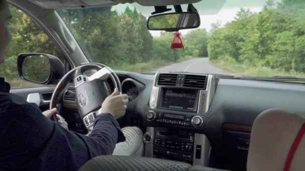Attraente giovane uomo e donna che guidano in auto La coppia viaggia in auto — Video Stock