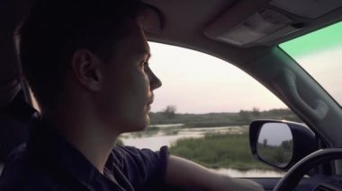 Genç kadın kız taşıma araba sorunu düzeltmek için yardımcı olmak için iki adam geldi kırık arabanın yakınında oturuyor