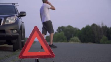 Kırık araba erkek araba sorun ön odak telefonla arıyor yakın duran genç adam