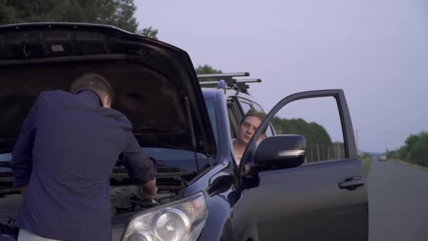 Dwóch Mężczyzn Mieć Samochód Uszkodzony Drodze Mężczyzna Jest Mocowanie Silnika — Wideo stockowe