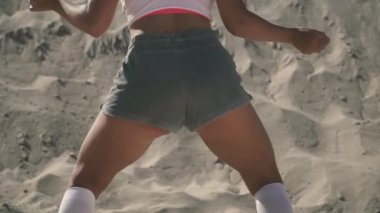 Twerk plaj tabaklanmış kız dans seksi kadın poposunu tutkuyla kum güzel erkek üzerinde duran sahilde kısa şort dans hamle
