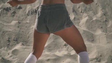 Tutkuyla kadın kum Cute ayakta onu popo kumsalda dans ediyor kısa şort sıcak seksi kız twerk beach tabaklanmış kız dans hamle