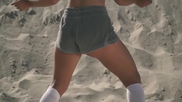 Forró szexi lány táncol twerk a strand cserzett lány mozog a fenekét, szenvedélyesen állva a homok aranyos női tánc a tengerparton rövid nadrág — Stock videók
