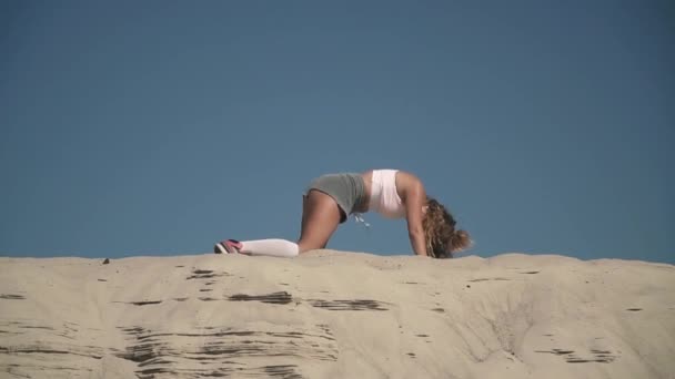 Sexy heiße Frau tanzt twerk am Strand gebräuntes Mädchen in kurzen Shorts bewegt ihren Körper auf dem Sand weiblich twerking im Freien hübsche Dame tanzt leidenschaftlich — Stockvideo