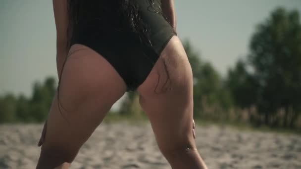 Mujer sexy está bailando twerk en la playa de cerca Mujer con cuerpo atractivo sacude el culo Mujer bonita baila apasionadamente Chica bronceada en pantalones cortos mueve su cuerpo — Vídeo de stock