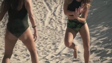 Twerk tatlı bayanlar birbirine yakın sahilde dans seksi vücut ile iki kız arkadaşım açık havada seksi kadın vakit dans kum güzel kız üzerinde aktif olarak şirin ayakta izmarit taşımak