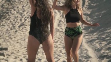 İki sıcak kadın twerk seksi bayanlar dans seksi vücut ile ayakta açık havada seksi kadın aktif güzel kızlar dans sıcak vakit dans kum güzel bayanlar onların izmaritlerini taşımak