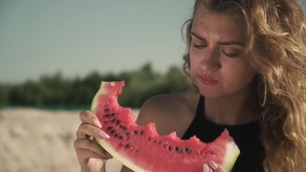 Retrato de doce mulher sexy com acenando cabelo comendo melancia ao ar livre bonito irl goza de seu descanso e sorrisos Uma fatia de melancia suculenta nas mãos de menina quente beatiful — Vídeo de Stock