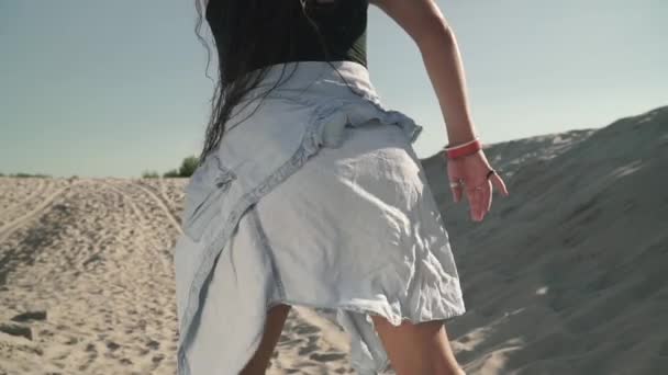 Sexy jonge vrouw twerk dansen op het strand hete meisje met aantrekkelijk lichaam schudt haar kont mooi meisje dansen hartstochtelijk schattig vrouwtje met shirt in de taille gebonden beweegt haar kont in slow motion — Stockvideo