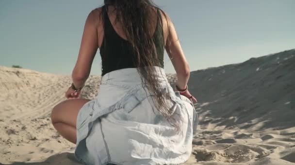 Zoete sexy vrouw twerk dansen op het strand hete meisje met aantrekkelijk lichaam schudt haar kont schattig meisje dansen hartstochtelijk mooie vrouw met shirt in de taille gebonden beweegt haar kont in slow motion — Stockvideo