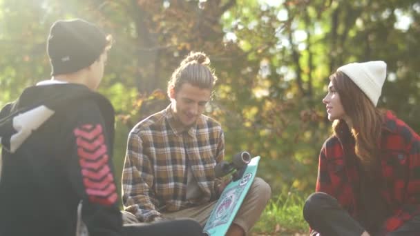 Company Hipsters Skateboard Sitting Park Friends Chatting Outdoors Young Guy — Stock Video