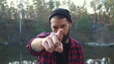 Genç adam parmağıyla işaret eden sakallı ve ona katılmak için bir kişiye danışın