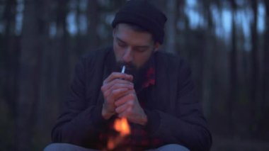Sakallı adam oturarak orman yangında duman başlar. Orman yangında tarafından dinlenme acımasız tıraşsız adam.