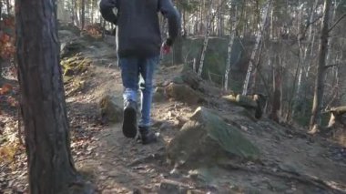 Adam elinde bir balta ile dangeruous yol ormanın içinde hızlı koşuyor.