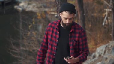 Genç adam atar taş suda sakallı. Acımasız adam açık havada bir siyah sakallı wolks ile.