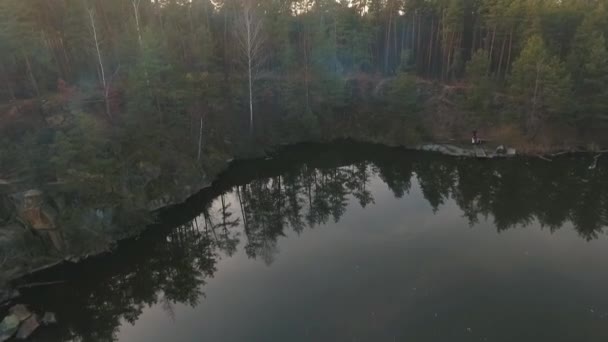 Forêt avec un lac. Les gens près de l'eau qui blessent une belle vue. Tir depuis le drone .