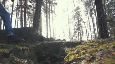 Adam elinde bir balta ile dangeruous Road ormandaki çalışıyor. Baltalı bir uçurumun üzerinde çalışan bir adam. Ağır çekim.