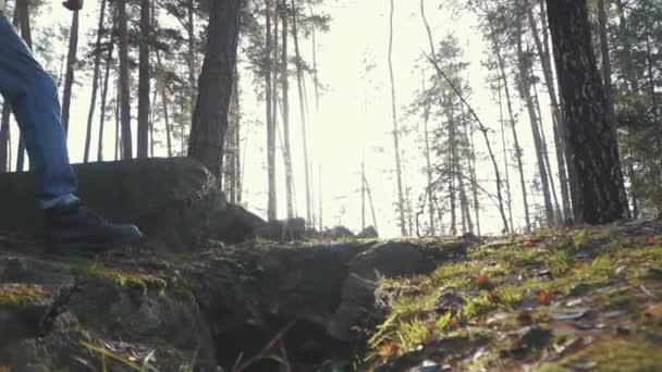 Man draait op de weg van de dangeruous in het bos met een bijl in zijn handen. Een man met een bijl wordt uitgevoerd op een klif. Slow motion. — Stockvideo