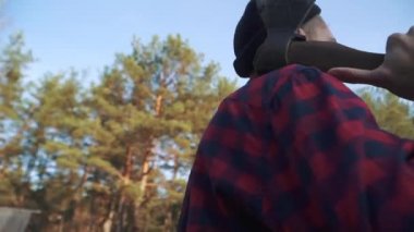 Sakallı adam adlı civarı elinde bir balta ile güzel orman.