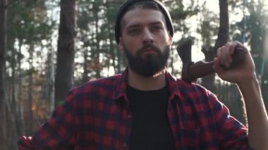 Sakallı adam adlı civarı elinde bir balta ile güzel orman.