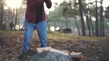 Adam ormanda balta ile ahşap pirzola. Forester odun keser. Ahşap Doğrama. Ağır çekim.