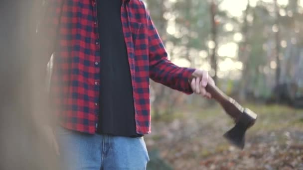 Man in the forest juggling with axe. Guy with an axe outdoors. — Stock Video