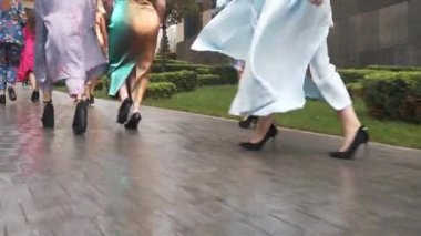 Güzel Abiye sokakta çalışan kadınlar. Artı boyutu moda haftası. Ağır çekim.