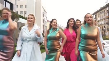 Moda elbiseler kirletmek sokakta güzel kadınlar. Artı boyutu moda haftası. Ağır çekim.