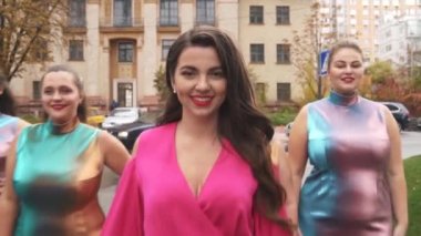 Güzel elbiseler içinde sevimli kızlar sokakta aklınıkaçırmış olmalısın. Artı boyutu moda haftası. Ağır çekim.