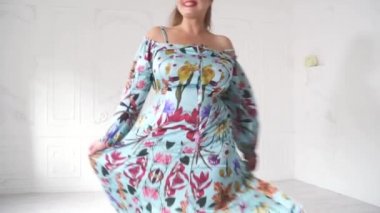 Artı boyutu model kirletmek güzel bir elbise içinde. Gülümseyen güzel kıyafetiyle poz tombul kadın. XXL olgun bayan. Kavramı ile fazla kilo insan.