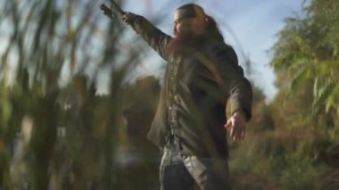 Sakallı adam bir olta ile Balık tutma onun çubuk nehir kıyısında bırakır ve uzaklaşır. Fisher bir hobi devreye girer.