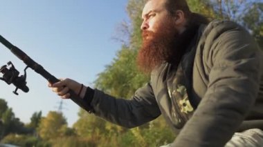 Nehir kıyısında uzun sakal balık Fisher. Balıkçı duygusal balık için bekliyor. Nehir Balık tutma.