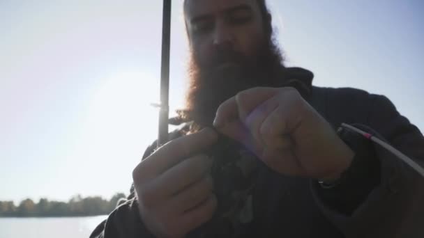 Pescador Coloca Verme Gancho Aponta Para Ele Retrato Homem Adulto — Vídeo de Stock