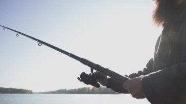 Sakallı balıkçı Nehri üzerinde bir olta ile Balık tutma. Nehir Balık tutma. Ağır çekim.