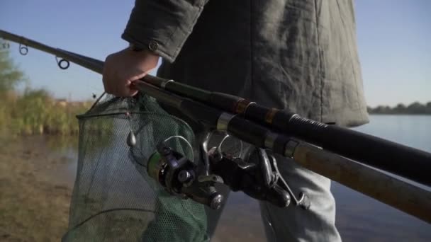 男は釣竿を運ぶ 魚の網をクローズ アップ — ストック動画
