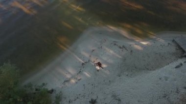 Üstten görünüm birkaç dans nehir kıyısında. Dron--dan ateş. Ağır çekim.