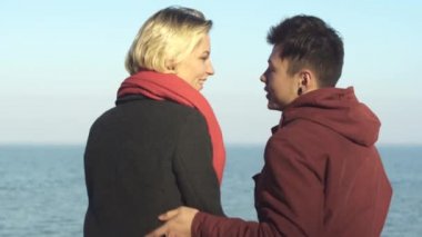 Irklararası çift açık havada öpüşme portresi. Asya'ya ait adam ve beyaz kız bir tarihte. Rahat kıyafet güzel ırklararası çift doğada rahatlatıcı ve birlikte vakit. İhale