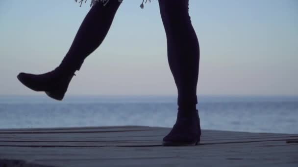 Jambes Une Femme Legging Serré Bottes Sur Fond Surface Eau — Video